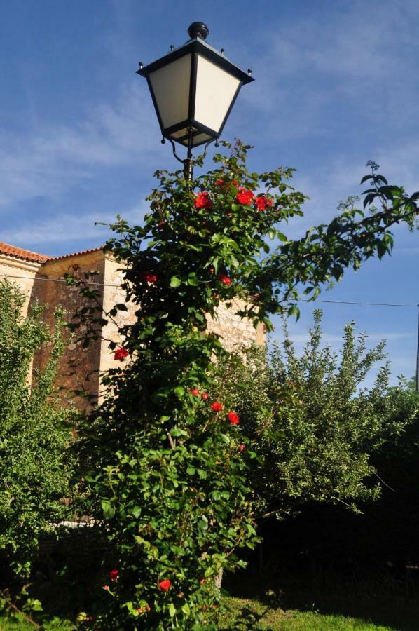 El Jardin De Manuela Santibanez del Val Exterior foto