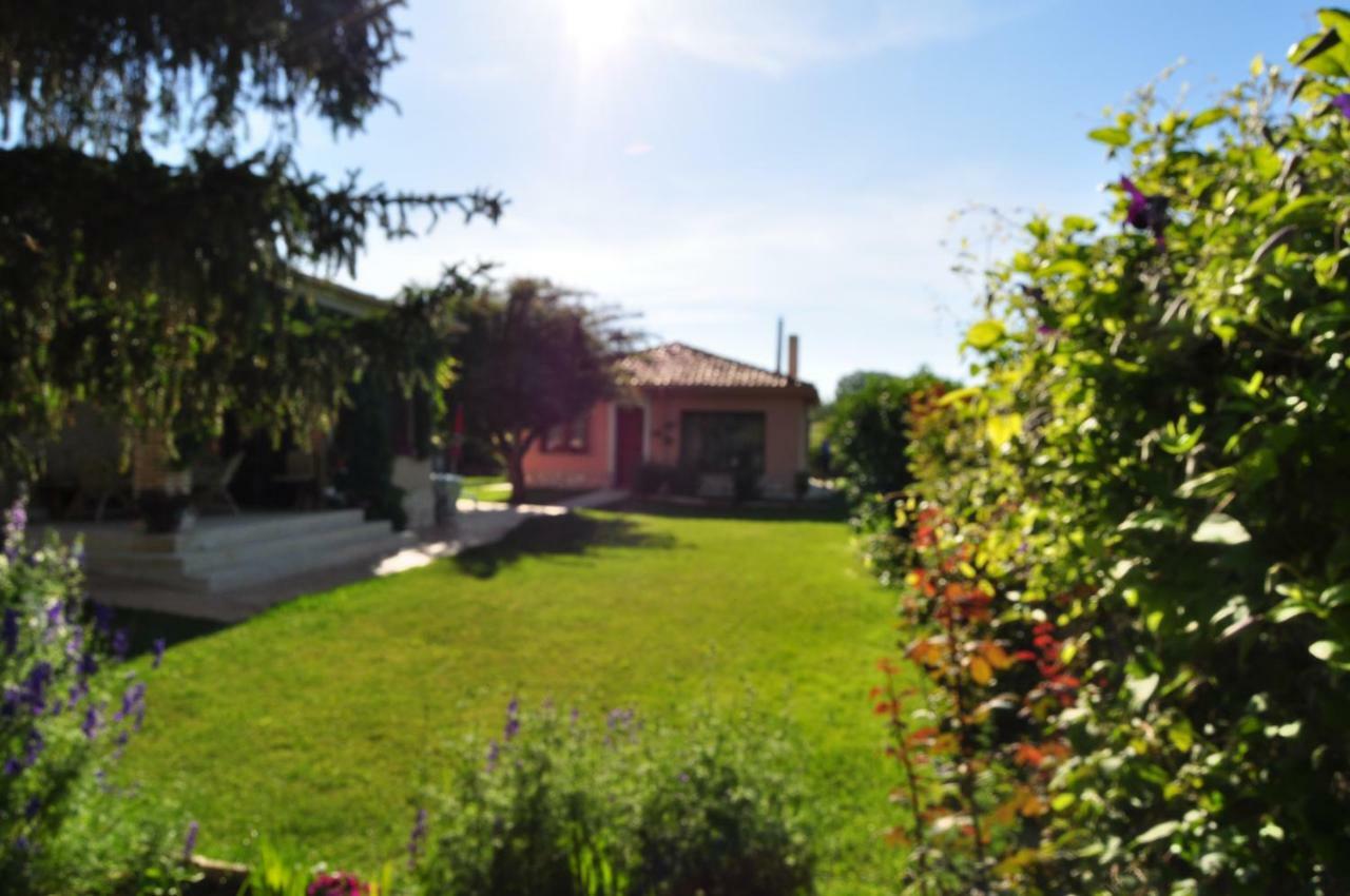 El Jardin De Manuela Santibanez del Val Exterior foto