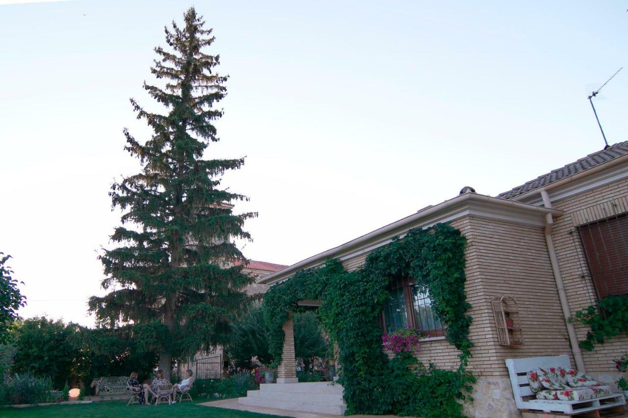 El Jardin De Manuela Santibanez del Val Exterior foto