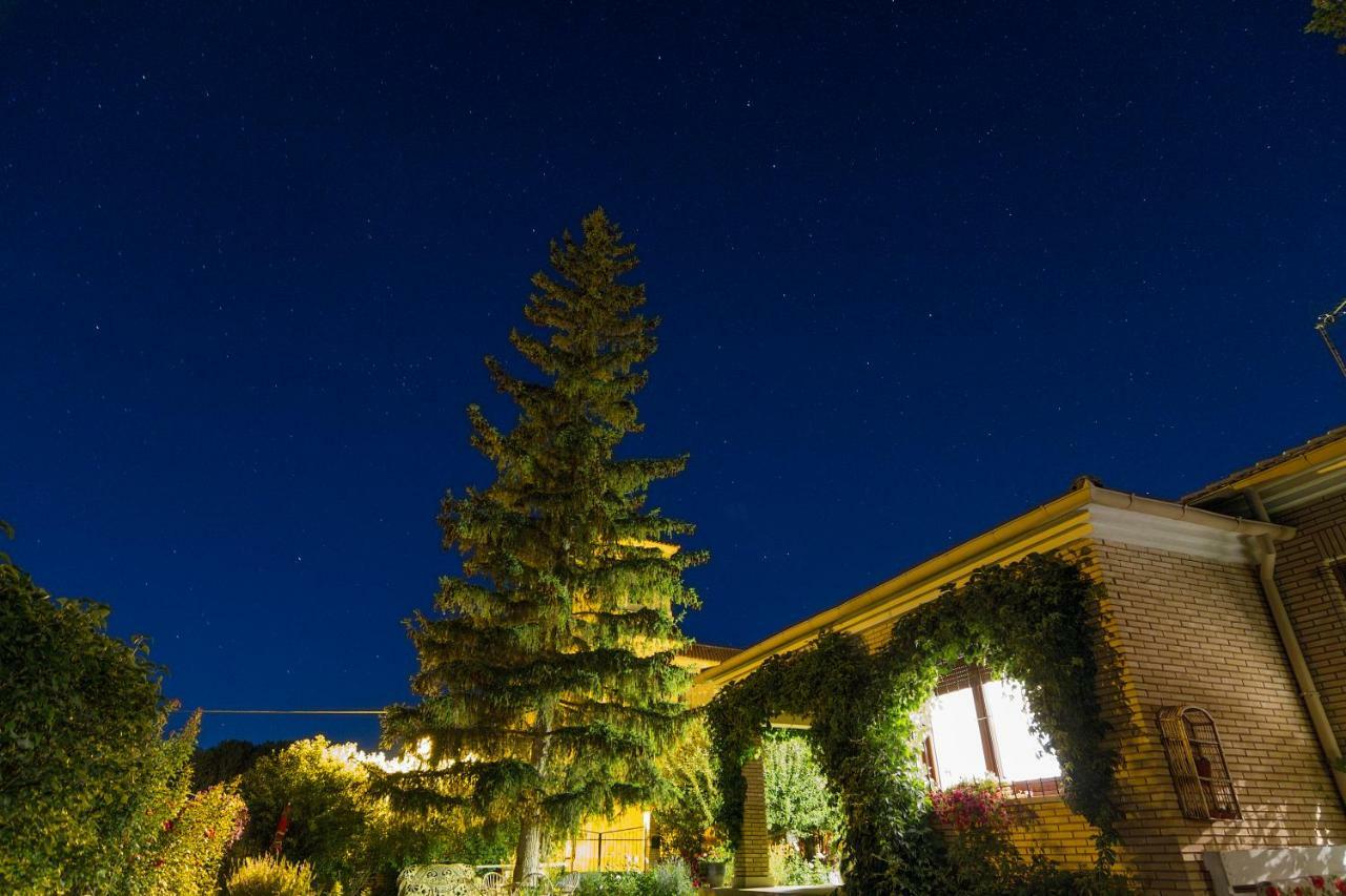 El Jardin De Manuela Santibanez del Val Exterior foto
